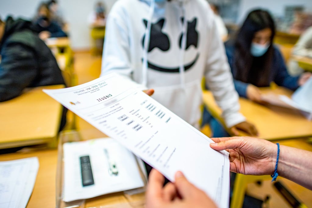 Kurz vor den Sommerferien bekommen Schülerinnen und Schüler an insgesamt 942 Schulen in Brandenburg ihre Zeugnisse. (Symbolbild)