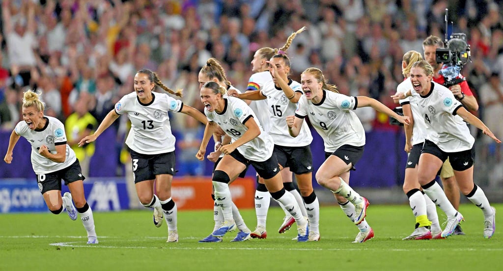 Völlig aus dem Häuschen: Die deutschen Frauen bejubeln bei der Europameisterschaft ihren Viertelfinalsieg gegen Frankreich.