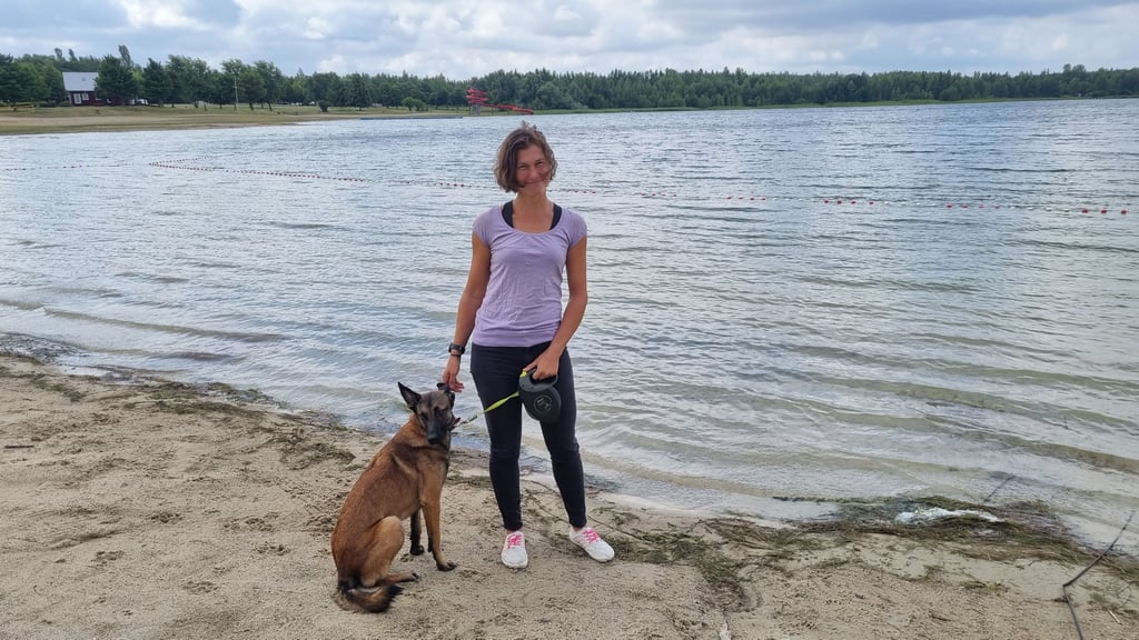 "Mein Ziel ist es, den See voranzubringen": Kirsten Reichert mit Schäferhündin Lina am Ufer des Mondsees bei Hohenmölsen, im Hintergrund die Rutsche