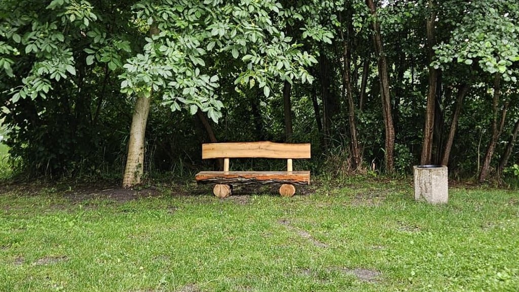 Am Zernausee gibt es neue Holzbänke.