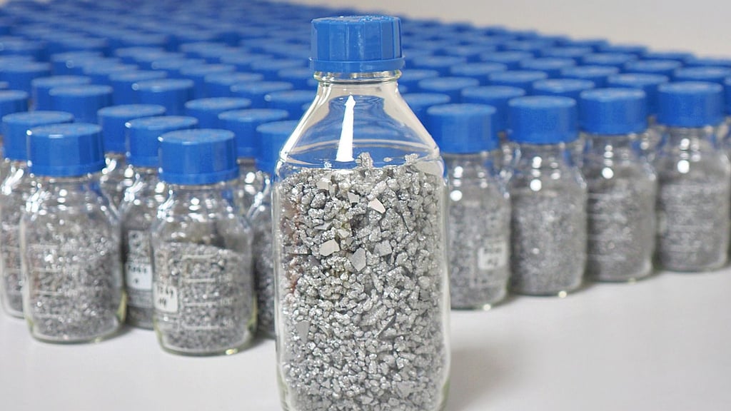 Das Endprodukt als metallisches Reinstarsen wird in der Fabrik in Osterwieck luftdicht in Gläser gefüllt und geht so in den Versand. Bei Kontakt mit Sauerstoff entsteht hochgiftiges Arsentrioxid.