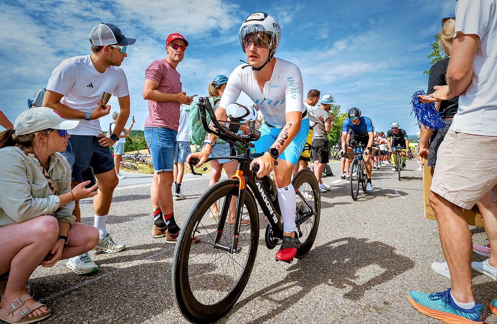 Einer der emotionalsten und schönsten Momente beim „Ironman“ in Roth ist für alle Athleten der Solarer Berg: Auch Tim Rummler quält sich auf der 180 Kilometer langen Radstrecke dort hinauf.