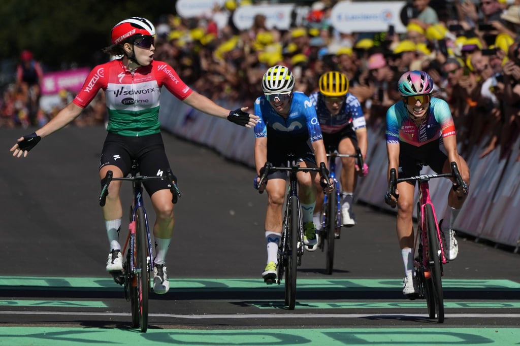 Radsportlerinnen um die Deutsche Liane Lippert (2.v.l) bei der Tour de France.