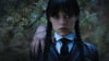 In der Serie studiert Wednesday Addams (Jenna Ortega) an der Nevermore-Akademie und entdeckt dort ihre Superkräfte.