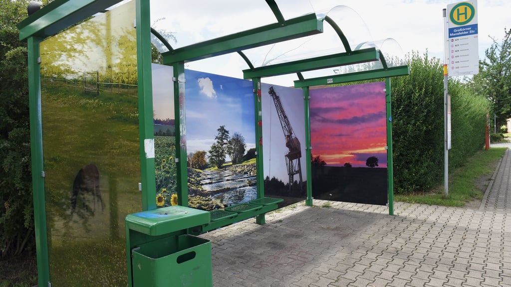 Eine der beiden gestalteten Buswartehallen.