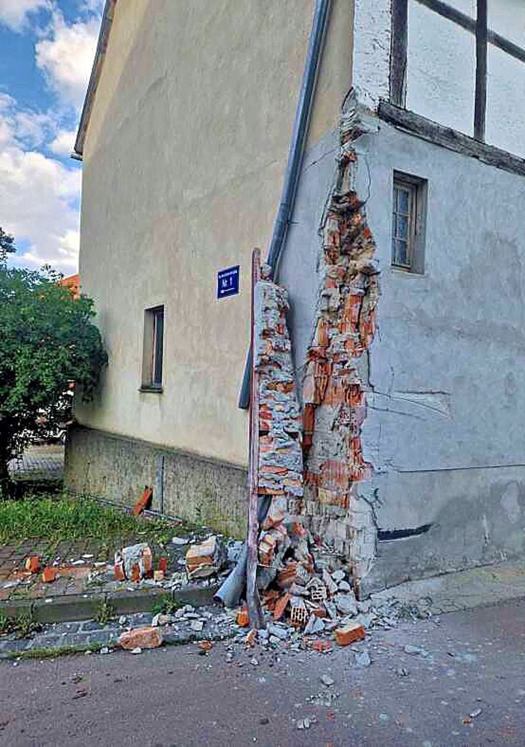 In der Harkeröder Straße in Welbsleben hat ein Lkw eine Hauswand abgefahren.