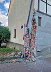 In der Harkeröder Straße in Welbsleben hat ein Lkw eine Hauswand abgefahren.