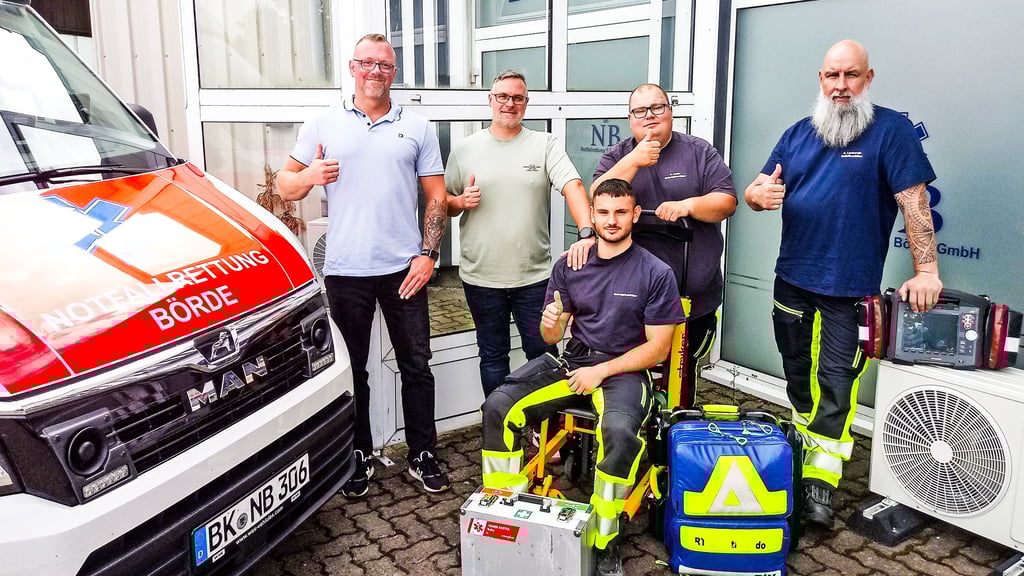 Geschäftsführer Claus Günther (von links), sein Stellvertreter David Kuhne, Luca Cappula, Kevin Lieder und Rettungsdienstleiter Andreas Lauenroth vor dem neuen Firmenzentrum in Wanzleben.