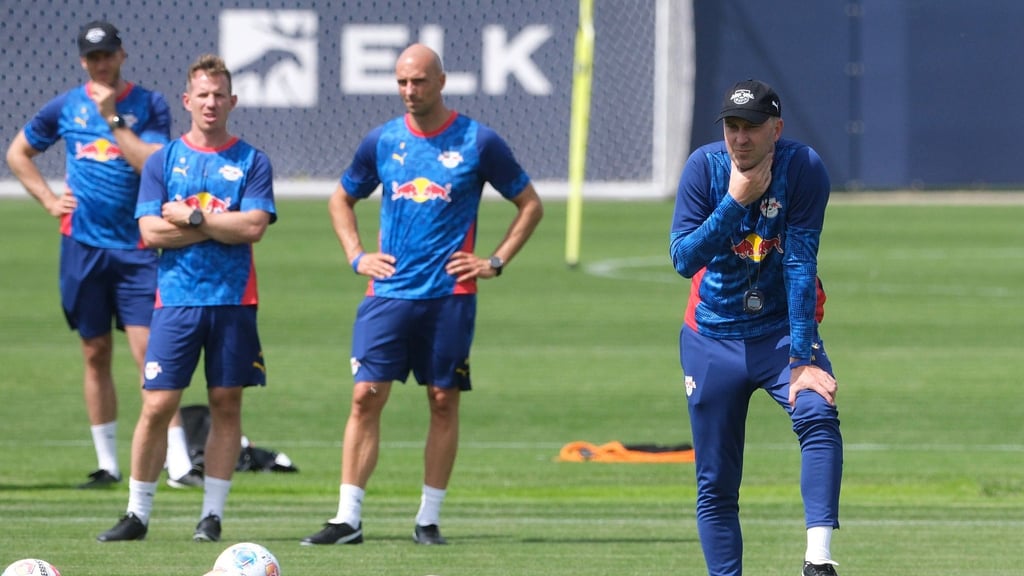 Im Trainingslager will Leipzigs Trainer Ole Werner (r.) das Tempo intensivieren.