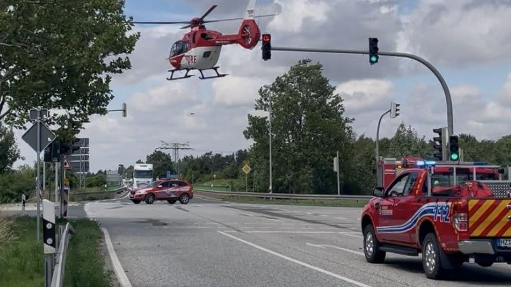Nach einem Unfall an einer Ampel bei Blankenburg musste ein Rettungshubschrauber auf der Bundesstraße 81 landen.