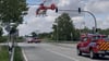 Nach einem Unfall an einer Ampel bei Blankenburg musste ein Rettungshubschrauber auf der Bundesstraße 81 landen.