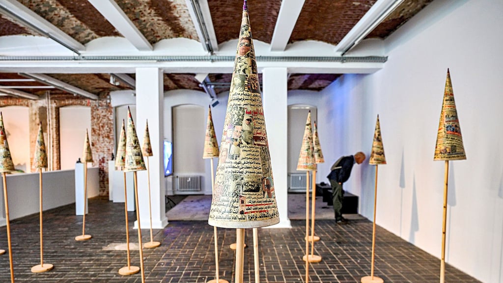 Die Ägypterin Huda Lutfi zeigt auf der Berlin Biennale Hüte mit Zeitungsartikeln aus den Hoffnungs-Monaten des Arabischen Frühlings.