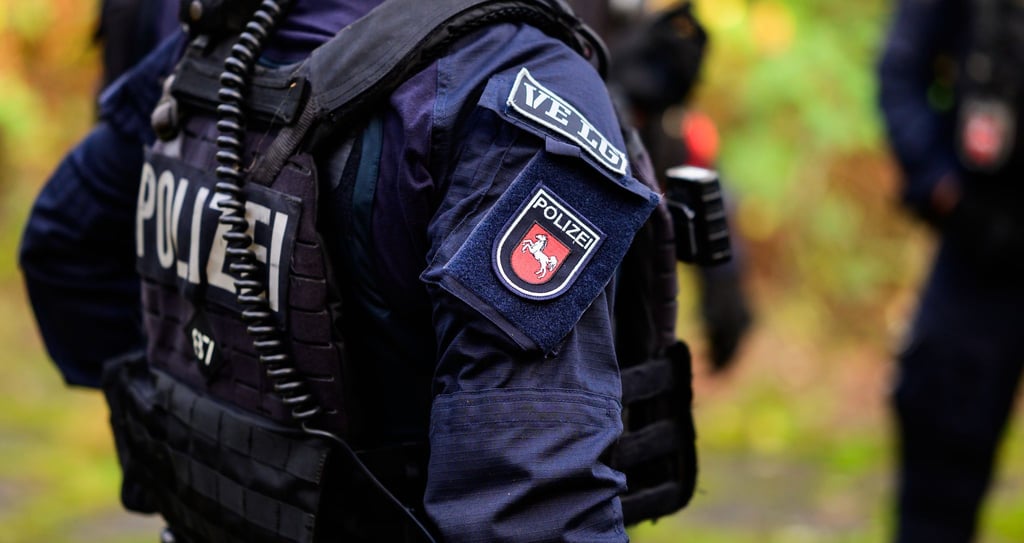 Zwei Männer waren Anfang April durch Schüsse aus einem fahrenden Auto in der Gemeinde Stuhr schwer verletzt worden. Nun meldet die Polizei einen Ermittlungserfolg. (Symbolbild)