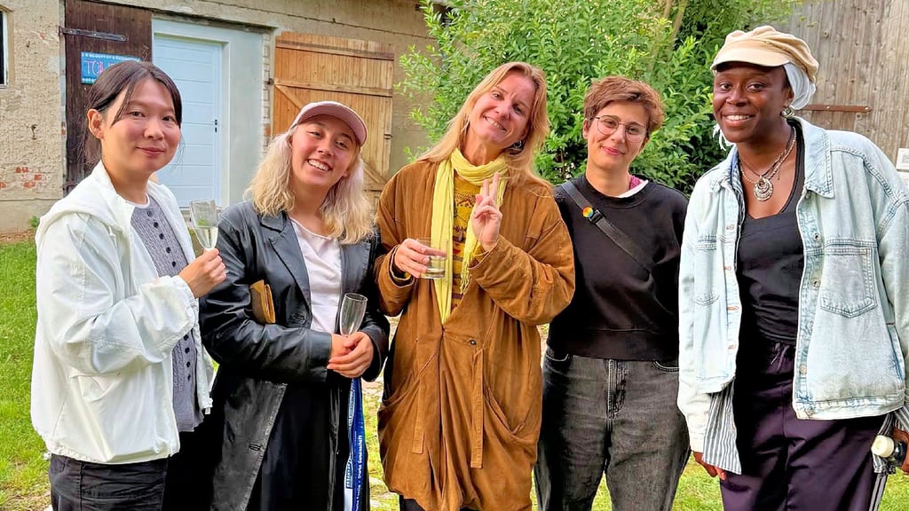 Die Künstler Corong Moon (von links), Yamo Aydemir, Janina Totzauer, Bissan Badran und Beverly Ngu Renekouzou haben sich bei der Eröffnung des Sommercampus vorgestellt. Die Amerikanerin Anne Stoner ist gestern erst angereist.
