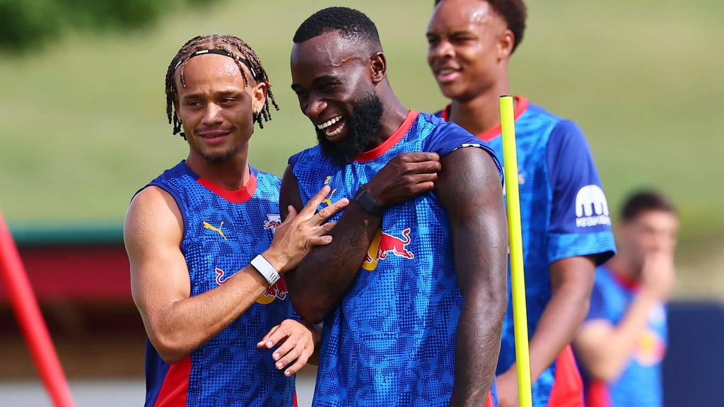 Xavi (l.) lacht mit seinem Landsmann Lutsharel Geertuida.