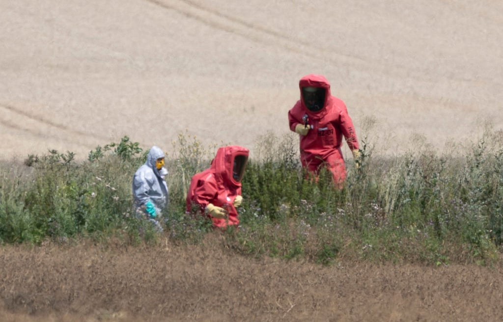 Einsatzkräfte sicherten die Fundstellen des Stoffes auf einem an die Firma angrenzenden Feld.