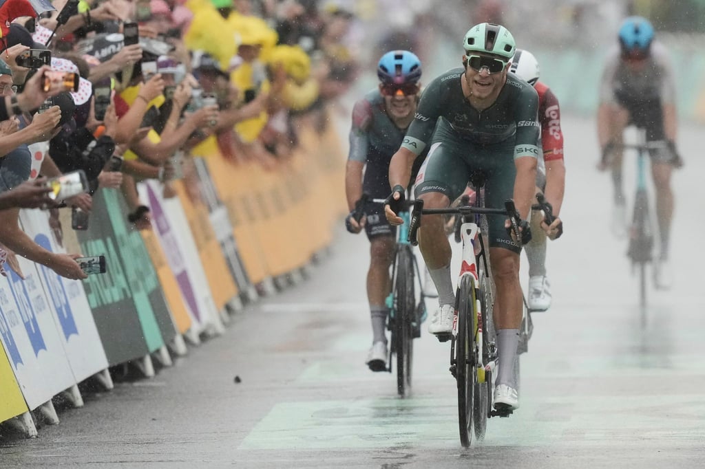 Der Italiener Jonathan Milan gewinnt den Sprint in Valence.