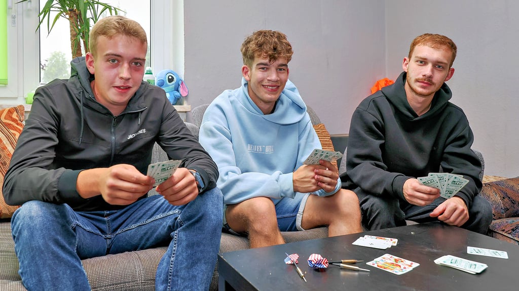 Johannes Wittek, Marvin Schneider, Jason Kolbe (v.l.n.r.) und weitere Jugendliche haben sich den Freizeitraum im Tauchaer Vereinsheim schon größtenteils eingerichtet. Sie nutzen ihn beispielsweise öfter, um Rommé oder Darts zu spielen.