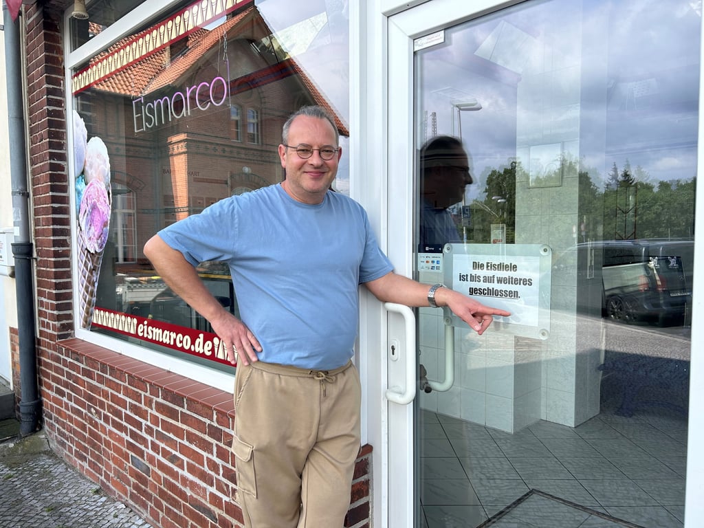 „Die Eisdiele ist bis auf weiteres geschlossen“, steht auf dem Schild der Magdeburger Eisdiele. Betreiber Marco Petera gibt Einblick in seine Pläne.