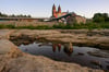 Ein Bild von Anfang Juli: In Magdeburg ist der Elbepegel so niedrig, dass der Domfelsen trocken liegt. Normalerweise liegen große Teile unter Wasser.