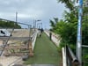 Provisorischer Zugang mit Ablaufdatum: Der Fußweg vom Werder zur Haltestelle „Zollbrücke“ in Magdeburg wurde während der Bauarbeiten mehrfach verlegt – bislang blieb er die schnellste Verbindung zur Straßenbahnhaltestelle.