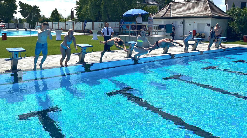Genau das, was sich wohl jeder ab 25 Grad Celsius aufwärts wünscht: Ein Sprung ins kühle Nass im sanierten Freibad der Stadt Schönebeck.