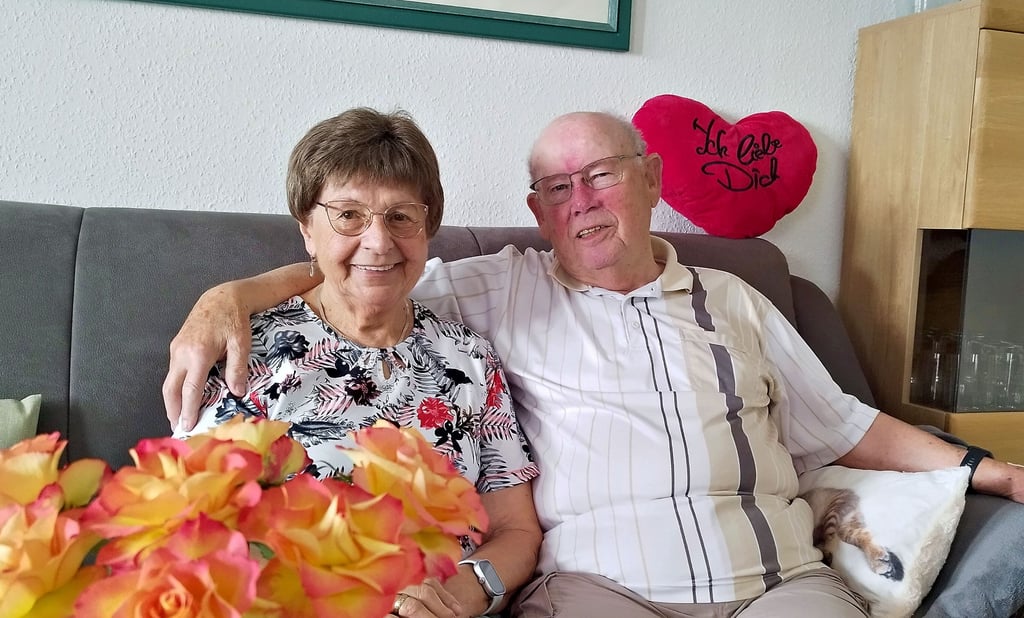Gisela und Wilhelm Volkmer: Nach 70 Jahren Ehe immer noch glücklich verheiratet im gemeinsamen Wohnzimmer.