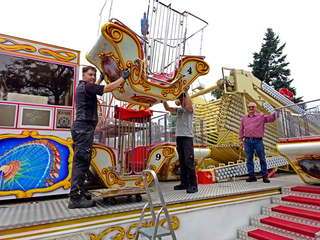Martin, Vincent und Chef Jens Ganso sind mit dem nostalgischen und 15 Meter hohen Riesenrad zum ersten Mal in Zerbst. Sie sind sehr gespannt und hoffen auf bestes Wetter und gutgelaunte Besucher.