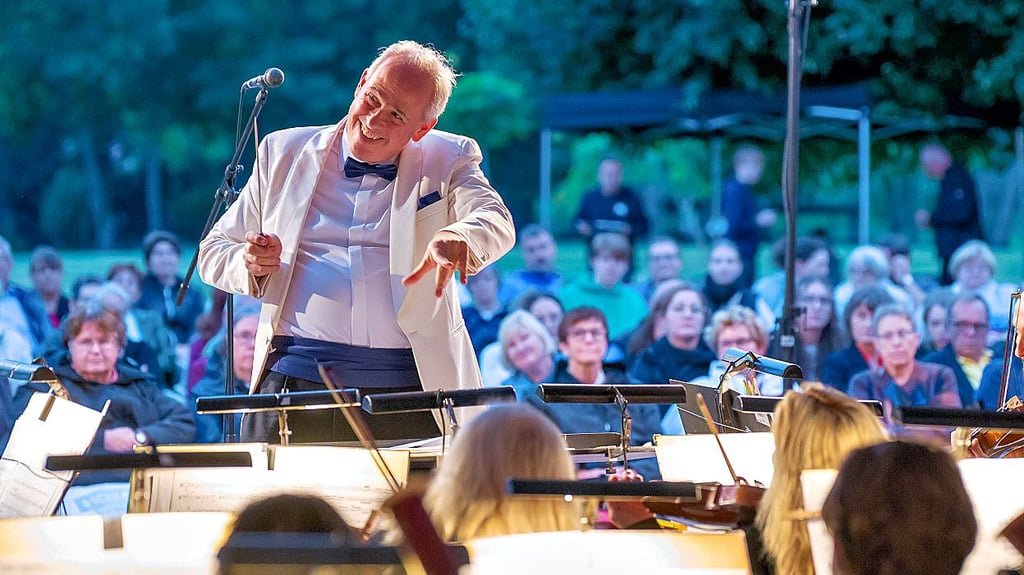 Musikdirektor Johannes Rieger dirigiert die Harzer Sinfoniker – hier bei einem Konzert auf der Schlossterrasse in Langenstein.