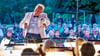 Musikdirektor Johannes Rieger dirigiert die Harzer Sinfoniker – hier bei einem Konzert auf der Schlossterrasse in Langenstein.