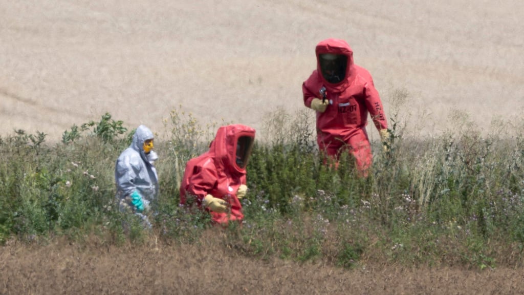 Unter Vollschutz sammelten die Einsatzkräfte des Katatstrophenschutzes am Dienstag (22. Juli) die offenbar weggeworfenen Flaschen mit Reinst-Arsen in Osterwieck ein.