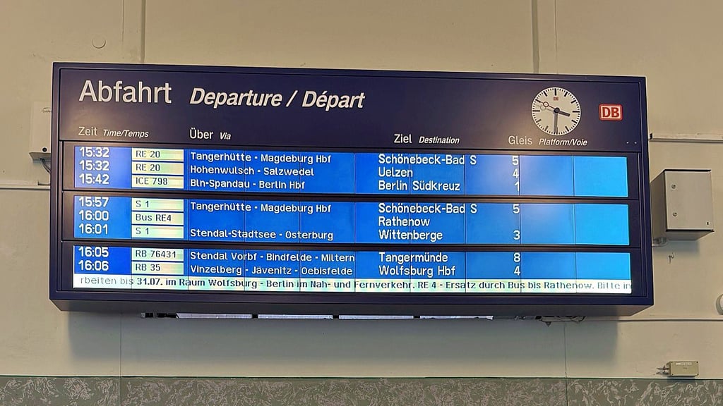 Noch werden die demnächst abfahrenden Züge in Stendal angezeigt. Ab Freitag, 25. Juli 2025, verkehrt hier gar nichts mehr.