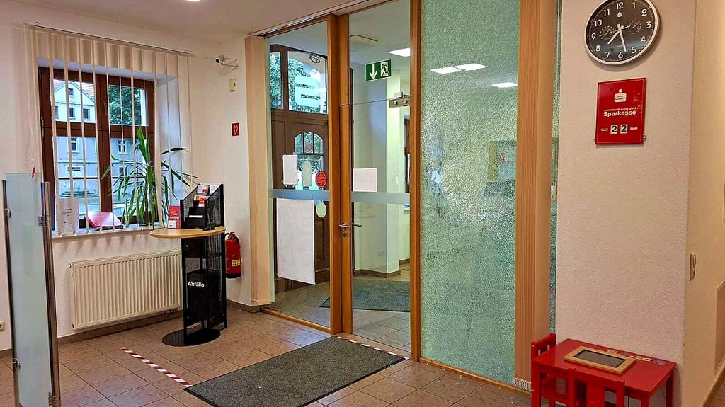 Der Unterschied zwischen den intakten Glasscheiben und der zerstörten ist im Kundenraum der Annaburger Filiale deutlich erkennbar.