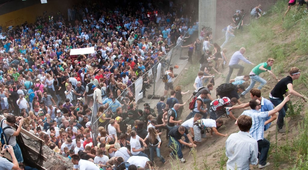 21 Menschen starben in dem Gedränge am einzigen Ein- und Ausgang zur Loveparade, mehr als 500 wurden verletzt. (Archivbild)
