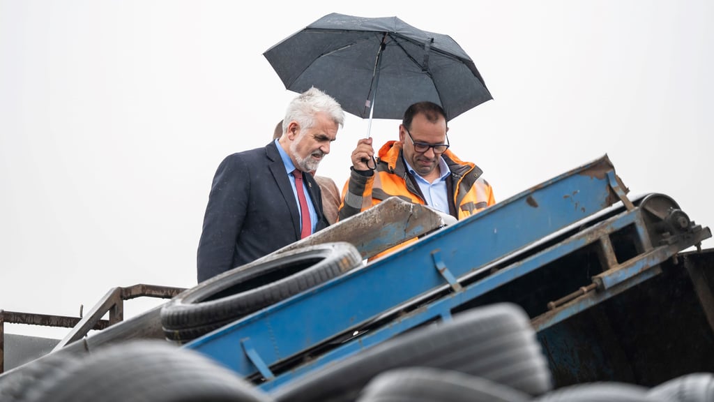 HRV-Geschäfstführer Nilz Kühne (rechts) zeigt Sachsen-Anhalts Energie- und Umweltminister Armin Willingmann den Standort der Firma für Reifenrecycling in Minsleben bei Wernigerode.