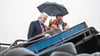 HRV-Geschäfstführer Nilz Kühne (rechts) zeigt Sachsen-Anhalts Energie- und Umweltminister Armin Willingmann den Standort der Firma für Reifenrecycling in Minsleben bei Wernigerode.