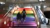Die Berliner Verkehrsbetriebe setzen ein Zeichen mit Regenbogenfarben.