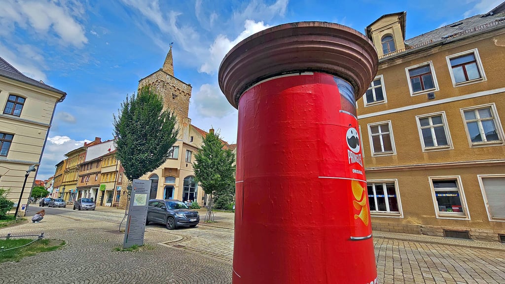 Litfaßsäulen in Aschersleben: Die einen sind echte Hingucker, wie diese hier in der Breiten Straße, andere fristen ein trauriges Dasein.