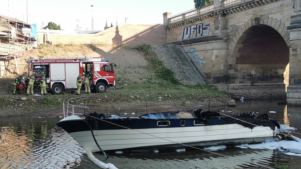 Eine 9 Meter lange Yacht geriet am 17. Juli zwischen Editha- und Zollbrücke in Magdeburg in Brand. Das Wrack liegt seither im Fluss. Die Bergung gestaltet sich äußerst kompliziert.