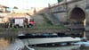 Eine 9 Meter lange Yacht geriet am 17. Juli zwischen Editha- und Zollbrücke in Magdeburg in Brand. Das Wrack liegt seither im Fluss. Die Bergung gestaltet sich äußerst kompliziert.