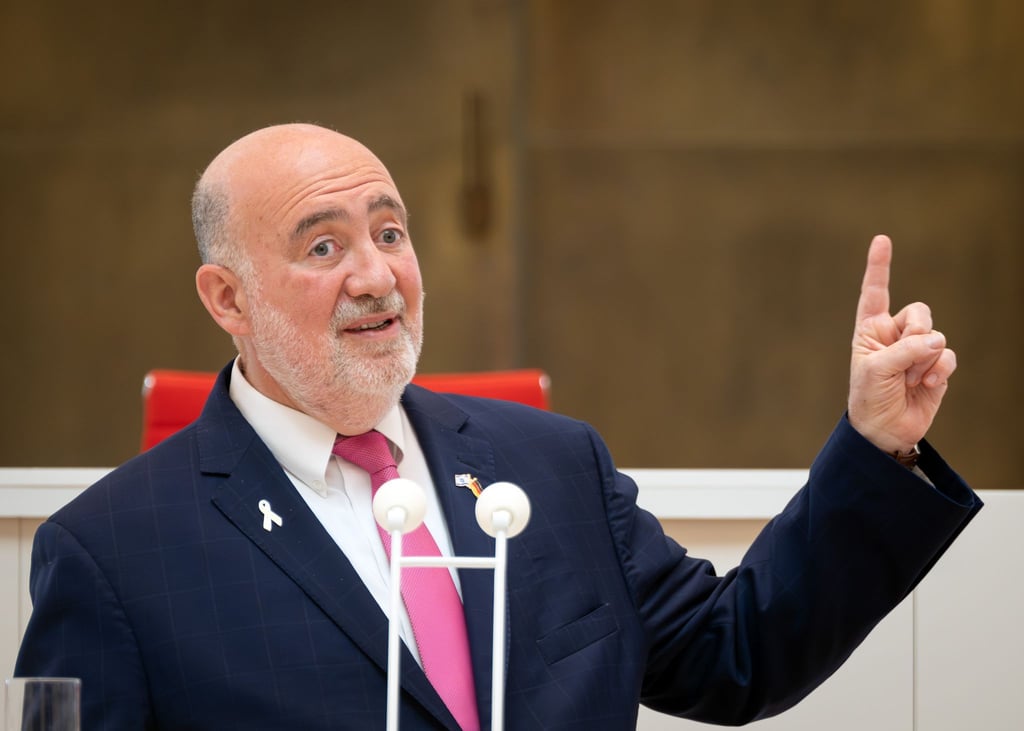 Der israelische Botschafter Ron Prosor schaltet sich mit scharfen Worten in die innenpolitische Debatte über den Gaza-Krieg ein. (Archivbild)