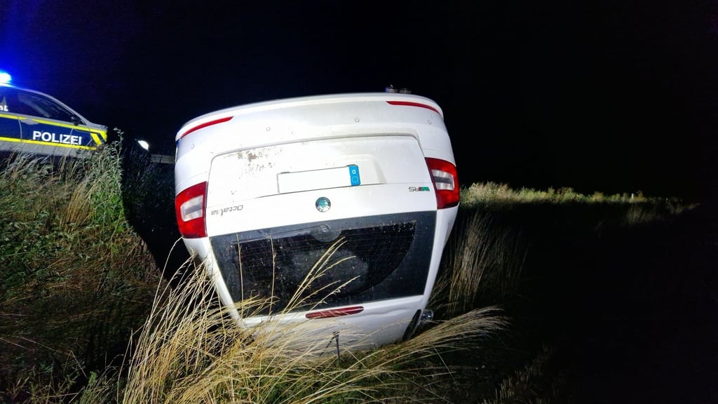 In der Nacht zum Mittwoch, 23. Juli, verunglückte dieser hochmotorisierte Skoda Octavia zwischen Hoym und Ballenstedt - der Fahrer oder die Fahrerin flüchteten vom Unfallort.