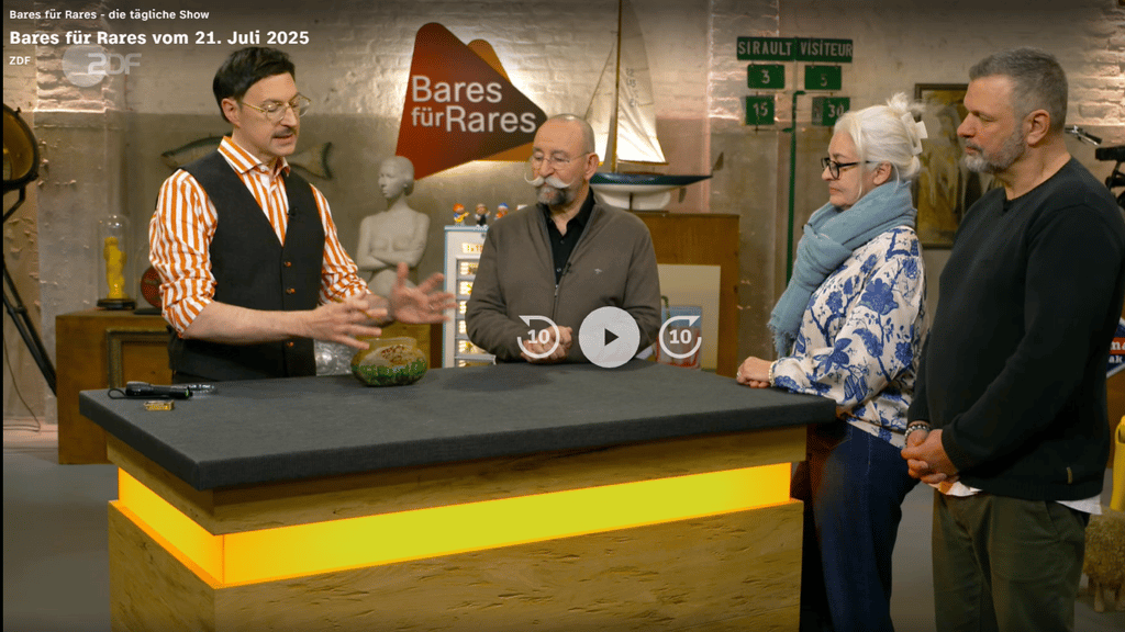 Mit dieser Vase überzeugte das Ehepaar in der ZDF-Trödelshow "Bares für Rares" nicht nur Moderator Horst Lichter (M.) und Experte Colmar Schulte-Goltz (l.), sondern auch die Händler.