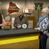 Mit dieser Vase überzeugte das Ehepaar in der ZDF-Trödelshow "Bares für Rares" nicht nur Moderator Horst Lichter (M.) und Experte Colmar Schulte-Goltz (l.), sondern auch die Händler.