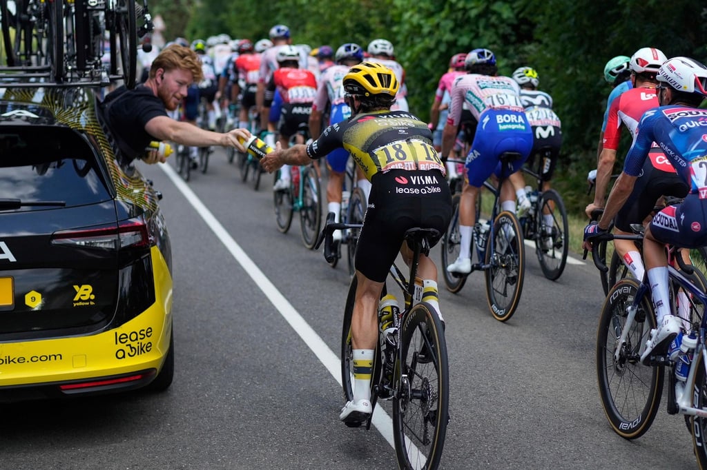 Der Brite Simon Yates greift nach einer Trinkflasche.