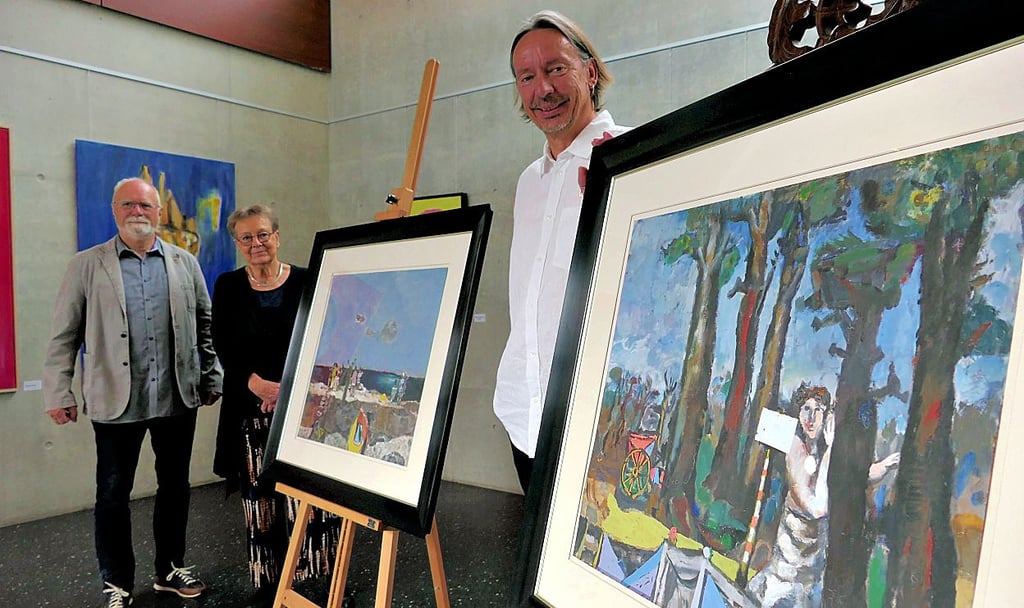 Michael Finger (l.) und Ingrid Sitte nahmen die Bilder von Thomas Kölsch dankend in Empfang.