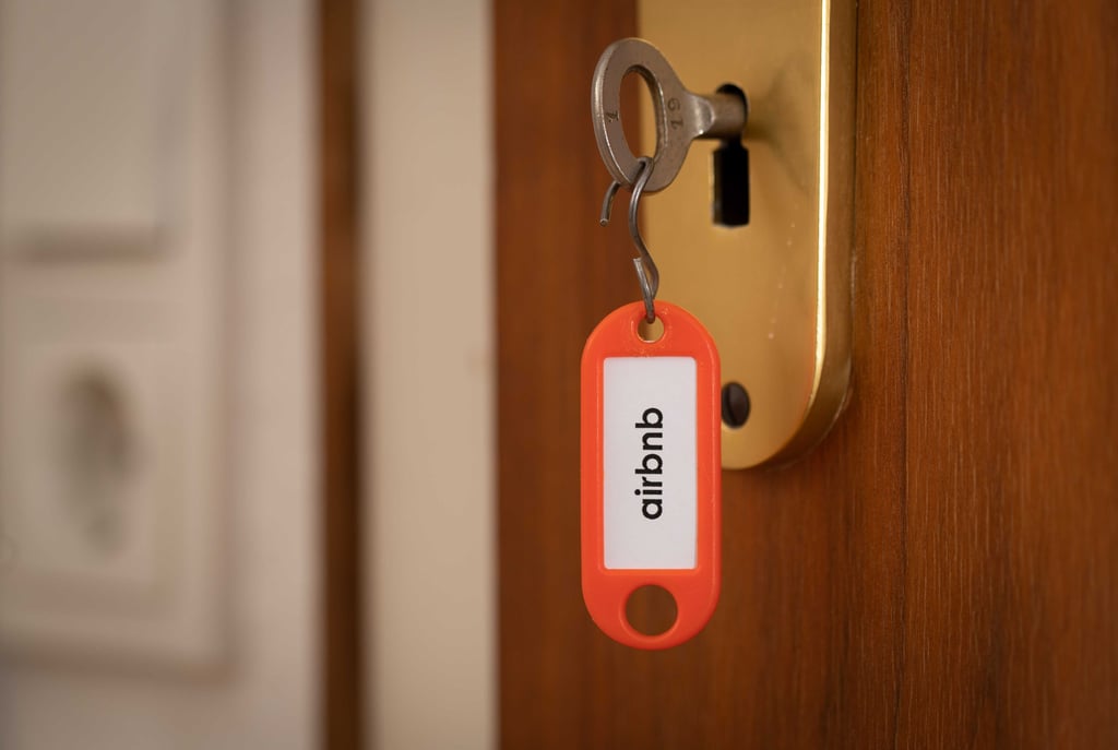 Schlafen im alten Bahnhof von Bad Salzelmen? Oder in einer Ferienwohnung mitten in Schönebeck? Oder vielleicht doch in einem idyllischen Tiny House in Plötzky? Die Zahl der über Airbnb gebuchten Unterkünfte steigt - auch im Salzlandkreis.