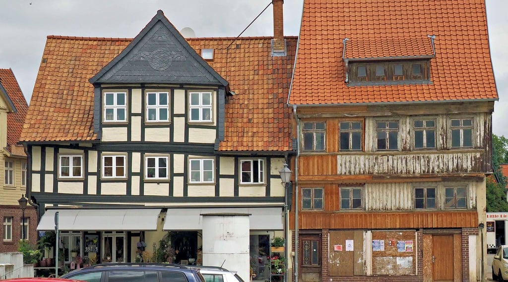 Stehen stellvertretend für Licht und Schatten in der Osterwiecker Altstadt: das 1996 umfassend modernisierte Wohn- und Geschäftshaus Kapellenstraße 4 und die 2018 notgesicherte Nr. 5.