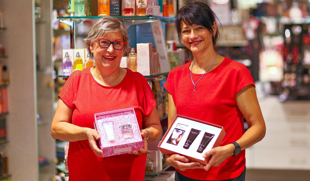 Gabriele Bauer (l.) und Annett Heim von der Parfümerie Bauer in Merseburg.
