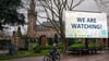 „We are Watching!“ ist auf einem Plakat vor dem Internationalen Gerichtshof zu lesen: Das höchste UN-Gericht hat sich mit Klimaschutz befasst. (Archivbild)